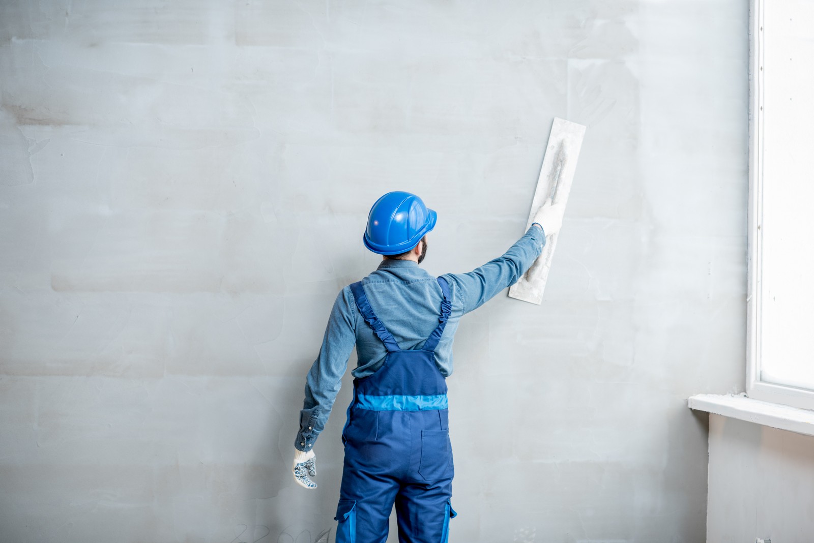 Plasterer Working Indoors 2023 11 27 05 12 36 Utc
